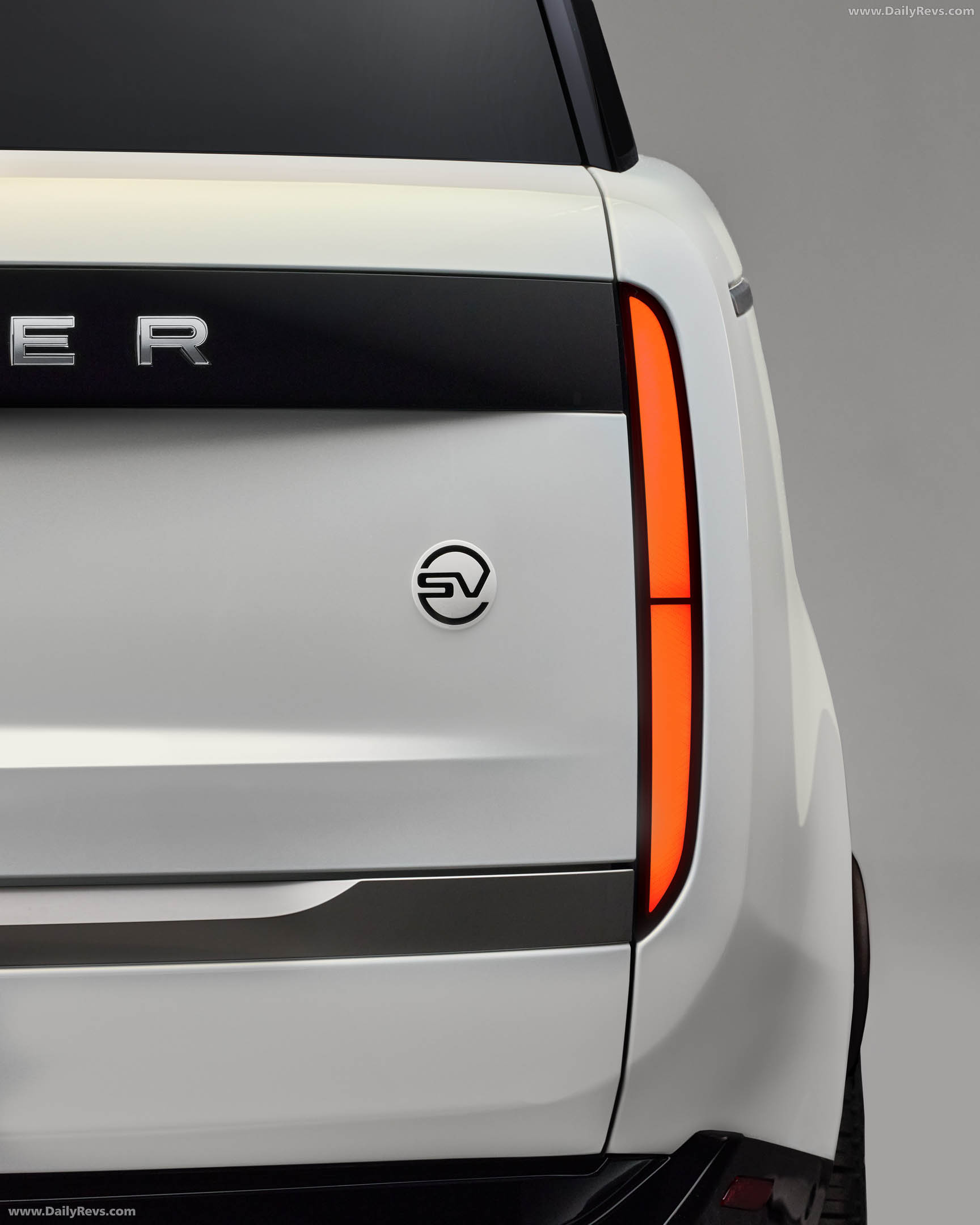 2026 Land Rover Range Rover SV Pearl Luster Exterior